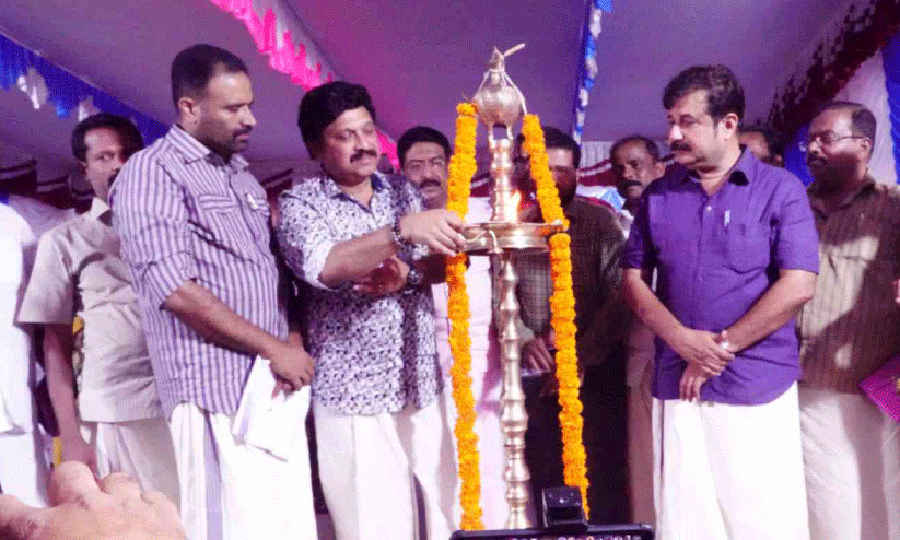 കരുനാഗപ്പള്ളി കെ.എസ്.ആർ.ടി.സി ഡിപ്പോയിൽ പുതുതായി നിർമിച്ച കെട്ടിടത്തിന്റെ ഉദ്ഘാടനം മന്ത്രി കെ.ബി. ഗണേഷ് കുമാർ നിർവഹിക്കുന്നു കരുനാഗപ്പള്ളി കെ.എസ്.ആർ.ടി.സി ഡിപ്പോയിൽ പുതുതായി നിർമിച്ച കെട്ടിടത്തിന്റെ ഉദ്ഘാടനം മന്ത്രി കെ.ബി. ഗണേഷ് കുമാർ നിർവഹിക്കുന്നു