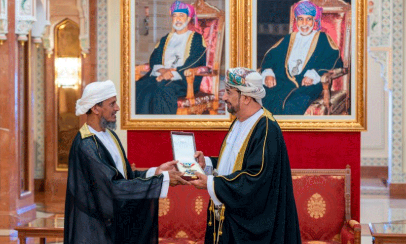 ദി​വാ​ൻ ഓ​ഫ് റോ​യ​ൽ കോ​ർ​ട്ട് മ​ന്ത്രി സ​യ്യി​ദ് ഖാ​ലി​ദ് ബി​ൻ ഹി​ലാ​ൽ അ​ൽ ബു​സൈ​ദി​യി​ൽ​നി​ന്ന് സ​ഈ​ദ് ബി​ൻ ഹം​ദാ​ൻ മെ​ഡ​ൽ ഏ​റ്റു​വാ​ങ്ങു​ന്നു