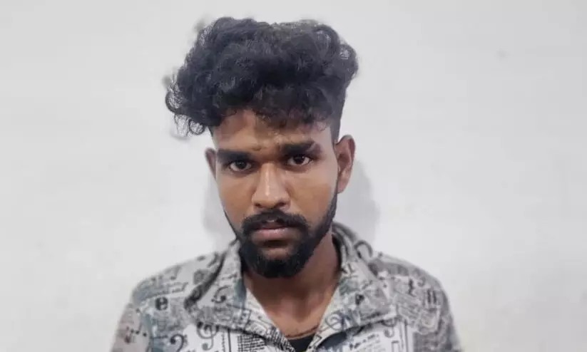 14കാരിയെ പീഡിപ്പിച്ച് ഗർഭിണിയാക്കിയ കർണാടക സ്വദേശി അറസ്റ്റിൽ 14കാരിയെ പീഡിപ്പിച്ച് ഗർഭിണിയാക്കിയ കർണാടക സ്വദേശി അറസ്റ്റിൽ