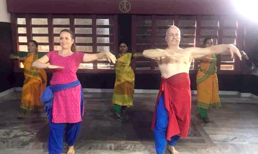 മാരിയോ ബൊസാഗി കഥകളി പഠിക്കുന്നു മാരിയോ ബൊസാഗി കഥകളി പഠിക്കുന്നു