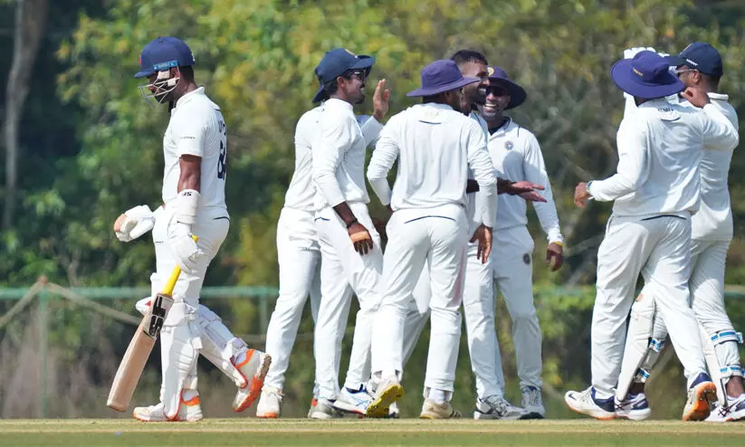 രഹാനെ ഗോൾഡൻ ഡക്ക്; മുംബൈയെ എറിഞ്ഞിട്ട് കേരളം; 251ന് പുറത്ത്