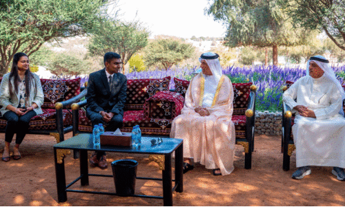 ദു​ബൈ ഇ​ന്ത്യ​ൻ കോ​ൺ​സ​ൽ ജ​ന​റ​ൽ സ​തീ​ഷ്​ കു​മാ​ർ ശൈ​ഖ്​ സ​ഊ​ദ് ബി​ൻ സ​ഖ​ർ അ​ൽ ഖാ​സി​മി​യു​മാ​യി ച​ർ​ച്ച ന​ട​ത്തു​ന്നു