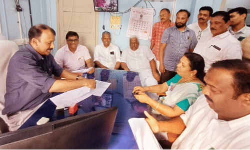 ന​ഗ​ര​സ​ഭ സെ​ക്ര​ട്ട​റി​ക്ക് രാ​ജി സ​മ​ർ​പ്പി​ക്കാ​നെ​ത്തി​യ കേ​യം​തൊ​ടി മു​ജീ​ബും കെ. ​അ​ജി​ത​യും