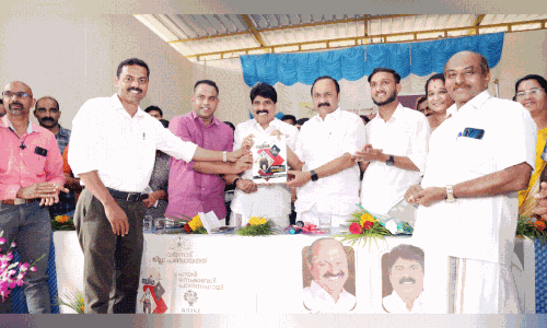 അ​രി​കെ പ​ഠ​ന സ​ഹാ​യി​യു​ടെ പ്ര​കാ​ശ​നം പ്ര​തി​പ​ക്ഷ നേ​താ​വ് വി.​ഡി. സ​തീ​ശ​ൻ അ​ഡ്വ. ടി. ​സി​ദ്ദീ​ഖ് എം.​എ​ൽ.​എ​ക്ക് ന​ൽ​കി  നി​ർ​വ​ഹി​ക്കു​ന്നു