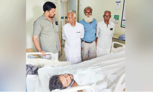 പൊലീസ് മർദനത്തിൽ പരിക്കേറ്റ മുഹമ്മദ് ജാസിഫിനെ കോഴിക്കോട്ടെ ആശുപത്രിയിൽ മനുഷ്യാവകാശ പ്രവർത്തകൻ ഗ്രോ വാസു സന്ദർശിച്ചപ്പോൾ പൊലീസ് മർദനത്തിൽ പരിക്കേറ്റ മുഹമ്മദ് ജാസിഫിനെ കോഴിക്കോട്ടെ ആശുപത്രിയിൽ മനുഷ്യാവകാശ പ്രവർത്തകൻ ഗ്രോ വാസു സന്ദർശിച്ചപ്പോൾ