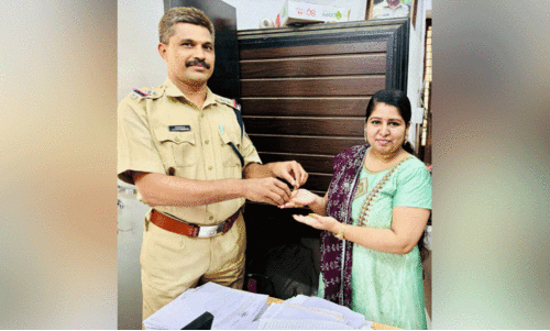 ന​ഷ്ട​പ്പെ​ട്ട സ്വ​ർ​ണ​ത്താ​ലി ബാ​ലു​ശ്ശേ​രി പൊ​ലീ​സി​ൽ​നി​ന്ന് വീ​ട്ട​മ്മ​യു​ടെ മ​ക​ൾ അ​മൃ​ത കൈ​പ്പ​റ്റു​ന്നു