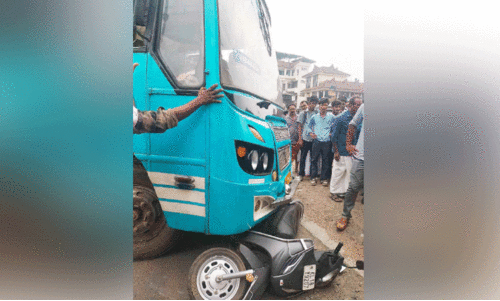 പ​യ്യോ​ളി ബ​സ് സ്റ്റാ​ൻ​ഡി​ന് മു​ന്നി​ൽ സ്വ​കാ​ര്യ ബ​സി​ന​ടി​യി​ൽ​പെ​ട്ട സ്കൂ​ട്ട​ർ