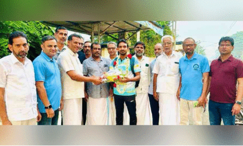 ല​ക്ഷ​ദ്വീ​പ് കോ​ച്ച് അ​ഹ​മ​ദ് റാ​ഷി​ദി​നെ തൃ​ക്ക​രി​പ്പൂ​രി​ൽ വ​ര​വേ​ൽ​ക്കു​ന്നു