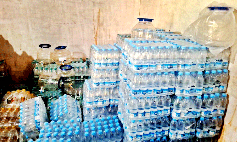 ധ​ർ​മ​ടം മേ​ലൂ​രി​ൽ ജി​ല്ല എ​ൻ​ഫോ​ഴ്സ്മെ​ന്റ് സ്ക്വാ​ഡ് ന​ട​ത്തി​യ പ​രി​ശോ​ധ​ന​യി​ൽ ക​ണ്ടെ​ത്തി​യ നി​രോ​ധി​ത കു​ടി​വെ​ള്ള കു​പ്പി​ക​ൾ