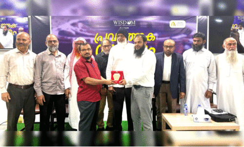 സൈ​ത​ല​വി ഗൂ​ഡ​ല്ലൂ​രി​ന് യാ​ത്ര​യ​യ​പ്പ്  ന​ൽ​കു​ന്നു