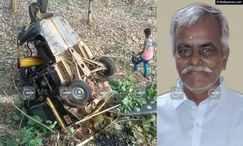 ഓട്ടോ റബർ തോട്ടത്തിലേക്ക് തലകീഴായി മറിഞ്ഞ് ഒരാൾ മരിച്ചു; ഭാര്യക്കും മകനും പരിക്ക്