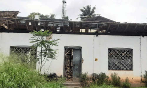 മേ​ല്‍ക്കൂ​ര ത​ക​ര്‍ന്ന നെ​ടു​ങ്കാ​ട്ടെ ല​ക്ഷ്മി ഹാ​ൻ​ഡ്​​ലൂം ടെ​ക്‌​സ്‌​റ്റൈ​ല്‍സ് കെട്ടിടം