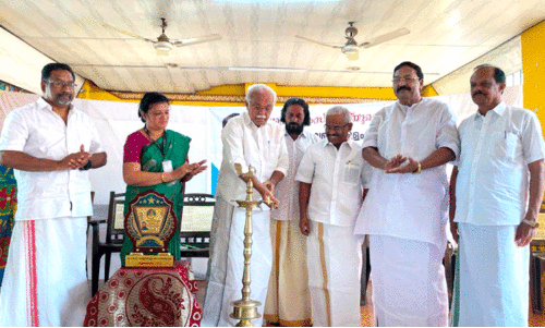 മ​ഹാ​ക​വി വെ​ണ്ണി​ക്കു​ളം സ്മാ​ര​ക പു​ര​സ്കാ​രം ന​ൽ​കി