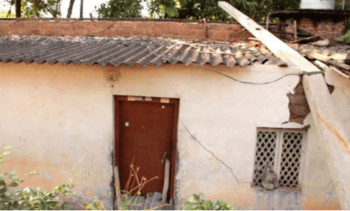 റോ​ഡ് റോ​ള​ർ ഇ​ടി​ച്ച് ത​ക​ർ​ന്ന വീ​ട്