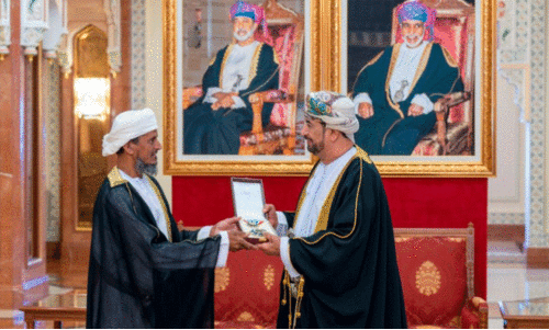 ദി​വാ​ൻ ഓ​ഫ് റോ​യ​ൽ കോ​ർ​ട്ട് മ​ന്ത്രി സ​യ്യി​ദ് ഖാ​ലി​ദ് ബി​ൻ ഹി​ലാ​ൽ അ​ൽ ബു​സൈ​ദി​യി​ൽ​നി​ന്ന് സ​ഈ​ദ് ബി​ൻ ഹം​ദാ​ൻ മെ​ഡ​ൽ ഏ​റ്റു​വാ​ങ്ങു​ന്നു