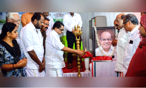 വി. ​ബ​ല​റാം അ​നു​സ്മ​ര​ണ ച​ട​ങ്ങ് വി.​എം. സു​ധീ​ര​ൻ ഉ​ദ്ഘാ​ട​നം ചെ​യ്യു​ന്നു