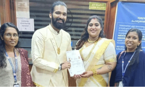 ഭാ​ഗ്യ​യും ശ്രേ​യ​സും  വി​വാ​ഹ സ​ര്‍ട്ടി​ഫി​ക്ക​റ്റ് ഏ​റ്റു​വാ​ങ്ങു​ന്നു