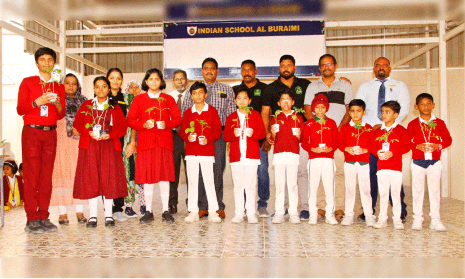 ഇ​ന്ത്യ​ൻ സ്കൂ​ൾ ബു​റൈ​മി​യി​ലെ വി​ദ്യാ​ർ​ഥി​ക​ൾ​ക്ക്​ പ​ച്ച​ക്ക​റി​ത്തൈ​ക​ൾ വി​ത​ര​ണം ചെ​യ്​​ത​പ്പോ​ൾ