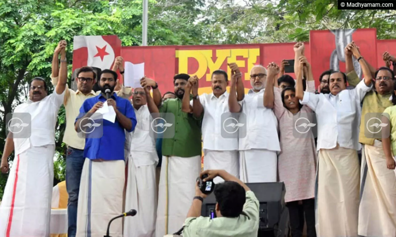 കേന്ദ്ര സർക്കാറിന്‍റെ അവഗണനക്കെതിരെ ഡി.വൈ.എഫ്.ഐ മനുഷ്യച്ചങ്ങല തീർത്തു