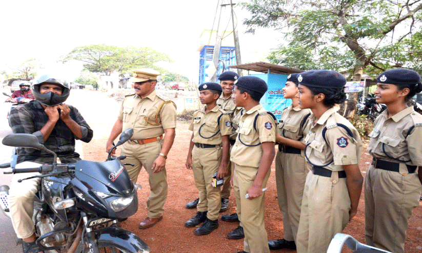 നിയമം പാലിച്ചവർക്ക് ഉപഹാരവും ലംഘിച്ചവർക്ക് ഉപദേശവുമായി കുട്ടിപ്പൊലീസ്