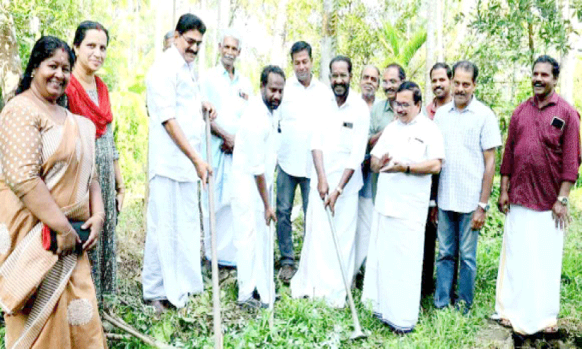 ജനപ്രതിനിധികൾ രംഗത്തിറങ്ങി അന്നമനടയിൽ വൺവേ നിർമാണം തുടങ്ങി
