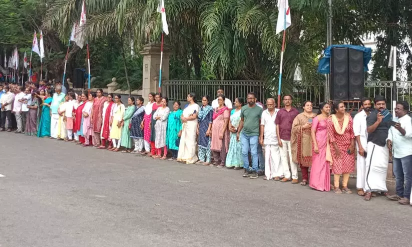 മനുഷ്യചങ്ങലയിൽ അണിചേരാൻ വൻ ജനാവലിയാണ്‌ ദേശീയ പാതയിലേക്ക്‌