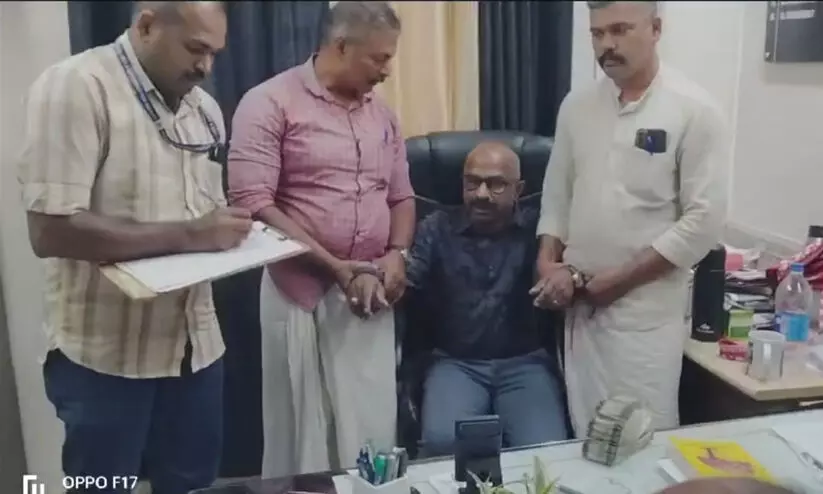 പാലക്കാട് ഭൂരേഖാ തഹസീൽദാർ അരലക്ഷം രൂപ കൈക്കൂലി വാങ്ങവേ വിജിലൻസ് പിടിയിൽ പാലക്കാട് ഭൂരേഖാ തഹസീൽദാർ അരലക്ഷം രൂപ കൈക്കൂലി വാങ്ങവേ വിജിലൻസ് പിടിയിൽ