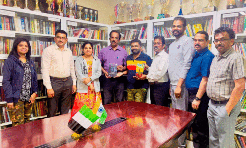 വി​നീ​ത് വി​ശ്വ​ദേ​വി​ന്‍റെ കാ​വ്യ​സ​മാ​ഹാ​ര​ങ്ങ​ൾ അ​ൽ​ഐ​ൻ  ലൈ​ബ്ര​റി​ക്ക്​ കൈ​മാ​റു​ന്നു