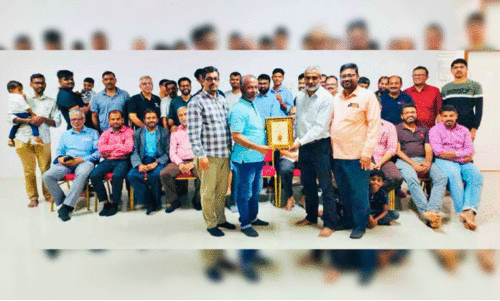 അ​ബ്ദു​ൽ ഖാ​ദ​ർ പൂ​വാ​റി​ന്   ഫ്ര​ന്റ്‌​സ് അ​സോ​സി​യേ​ഷ​ൻ പ്ര​സി​ഡ​ന്റ്‌  സു​ബൈ​ർ എം.​എം മെ​മ​ന്റോ ന​ൽ​കു​ന്നു