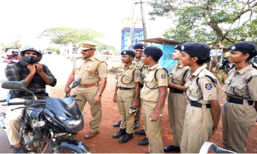 നിയമം പാലിച്ചവർക്ക് ഉപഹാരവും ലംഘിച്ചവർക്ക് ഉപദേശവുമായി കുട്ടിപ്പൊലീസ്