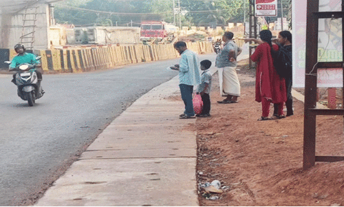 ദേശീയ പാത നവീകരണം; പൊടിയും വെയിലുമേറ്റ് യാത്രക്കാരും പ്രദേശവാസികളും