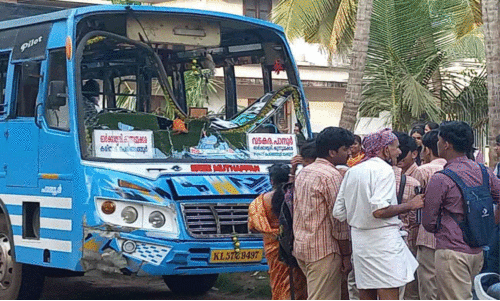 ഓടിക്കൊണ്ടിരുന്ന ബസിന്റെ ചില്ല് തകർന്നുവീണു