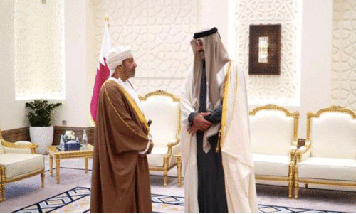 ഖ​ത്ത​ർ അ​മീ​ർ ശൈ​ഖ് ത​മീം ബി​ൻ ഹ​മ​ദ് ആ​ൽ​ഥാ​നി​യു​മാ​യി  ഒ​മാ​ൻ ആ​ഭ്യ​ന്ത​ര മ​ന്ത്രി സ​യ്യി​ദ് ഹ​മൂ​ദ് ബി​ൻ ഫൈ​സ​ൽ അ​ൽ ബു​സൈ​ദി കൂ​ടി​ക്കാ​ഴ്ച ന​ട​ത്തു​ന്നു