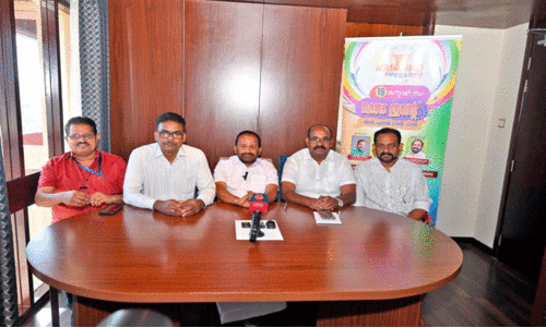 ഒ​മാ​ന്‍ തൃ​ശൂ​ര്‍ ഓ​ര്‍ഗ​നൈ​സേ​ഷ​ന്‍ സം​ഘ​ടി​പ്പി​ച്ച വാ​ർ​ത്ത​സ​മ്മേ​ള​ന​ത്തി​ൽ ടി.​എ​ൻ പ്ര​താ​പ​ൻ എം.​പി സം​സാ​രി​ക്കു​ന്നു