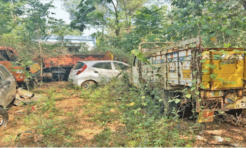 കലക്ടറേറ്റ് വളപ്പ് അഥവാ അനാഥ വാഹനങ്ങളുടെ പറമ്പ്