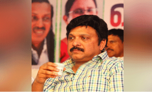 ഇ-ബസ് ഇഷ്ടക്കാർ മന്ത്രിക്കെതിരെ