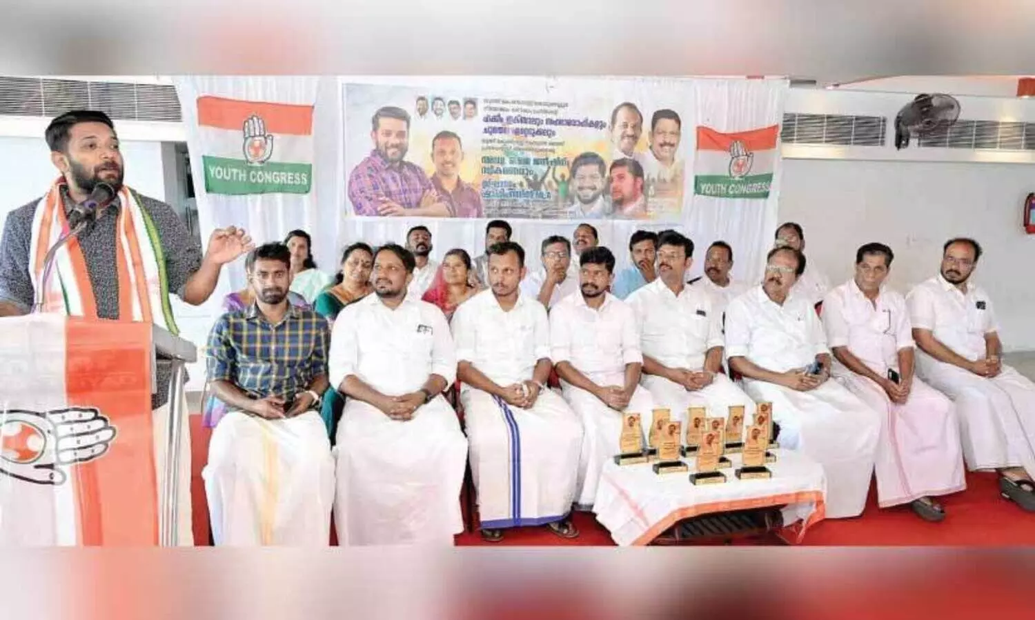 യൂ​ത്ത് കോ​ൺ​ഗ്ര​സ് കൊ​ടു​ങ്ങ​ല്ലൂ​ർ നി​യോ​ജ​ക മ​ണ്ഡ​ലം ഭാ​ര​വാ​ഹി​ക​ളു​ടെ സ്ഥാ​നാ​രോ​ഹ​ണം ഷാ​ഫി പ​റ​മ്പി​ൽ എം.​എ​ൽ.​എ ഉ​ദ്ഘാ​ട​നം ചെ​യ്യു​ന്നു