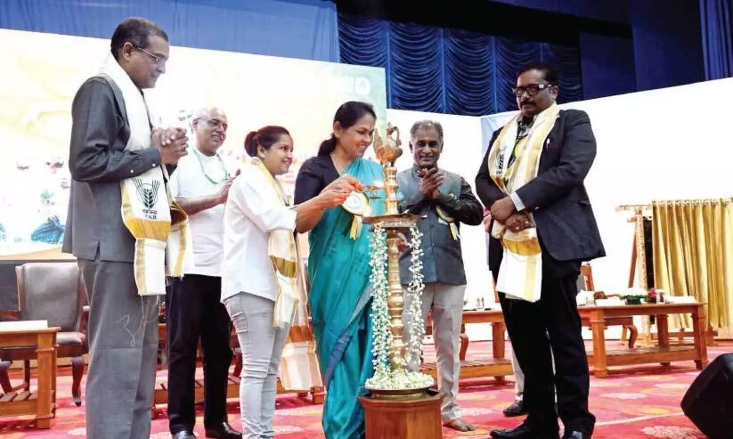 വ​നി​ത കാ​ർ​ഷി​ക സം​രം​ഭ​ക മേ​ഖ​ല സ​മ്മേ​ള​നം കേ​ന്ദ്ര കൃ​ഷി  സ​ഹ​മ​ന്ത്രി ശോ​ഭ ക​ര​ന്ത​ല​ജെ ഉ​ദ്ഘാ​ട​നം ചെ​യ്യു​ന്നു