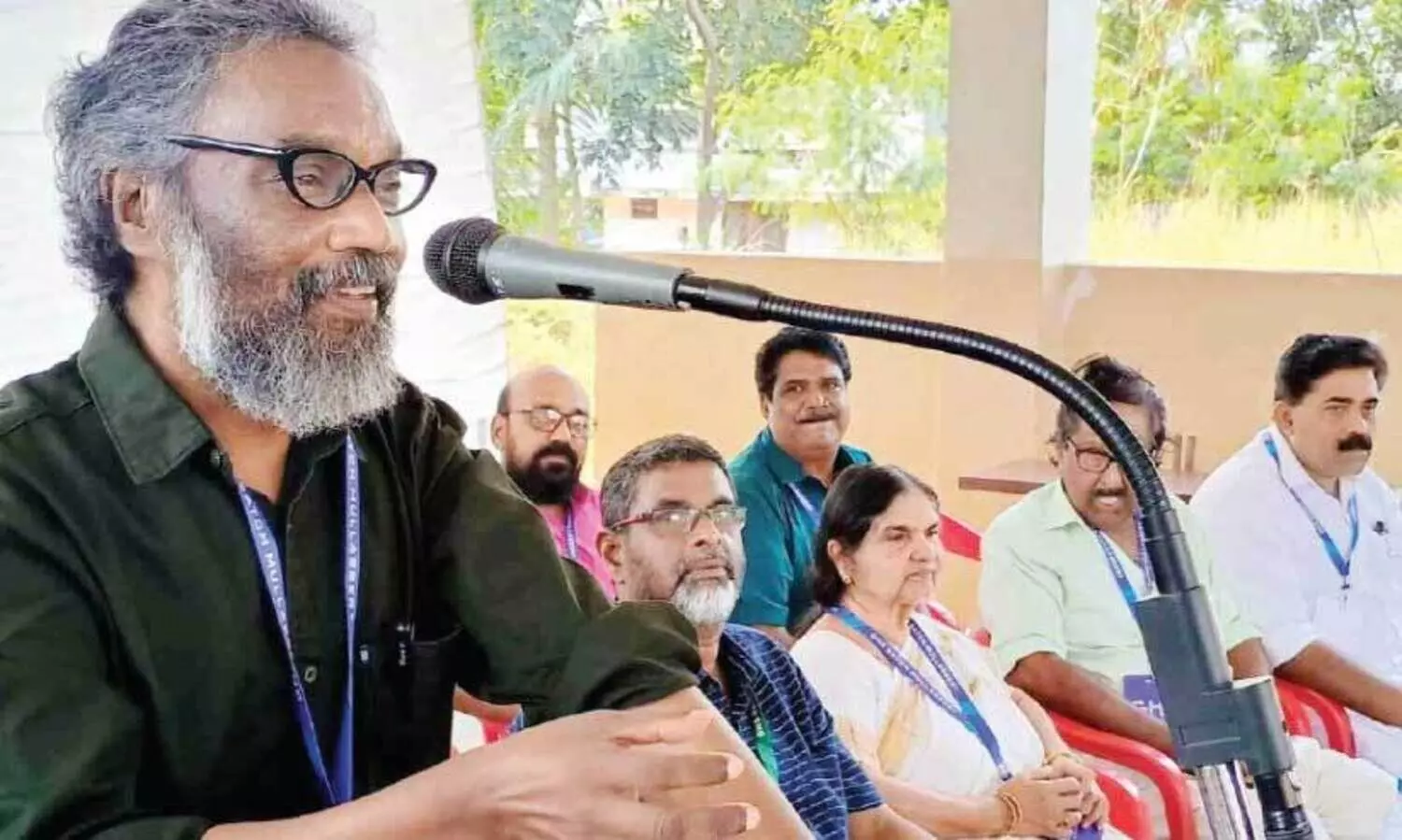 മു​ല്ല​ശേ​രി ഗ​വ. ഹൈ​സ്കൂ​ൾ പൂ​ർ​വ വി​ദ്യാ​ർ​ഥി സം​ഗ​മം സം​ഗീ​ത സം​വി​ധാ​യ​ക​ൻ മോ​ഹ​ൻ സി​ത്താ​ര ഉ​ദ്ഘാ​ട​നം ചെ​യ്യു​ന്നു