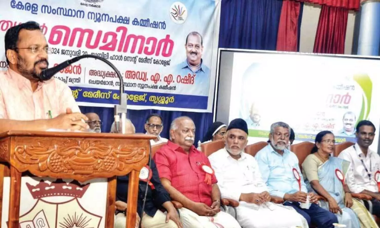 സം​സ്ഥാ​ന ന്യൂ​ന​പ​ക്ഷ ക​മീ​ഷ​ൻ ജി​ല്ല സെ​മി​നാ​ർ മ​ന്ത്രി കെ. ​രാ​ജ​ൻ ഉ​ദ്ഘാ​ട​നം ചെ​യ്യു​ന്നു