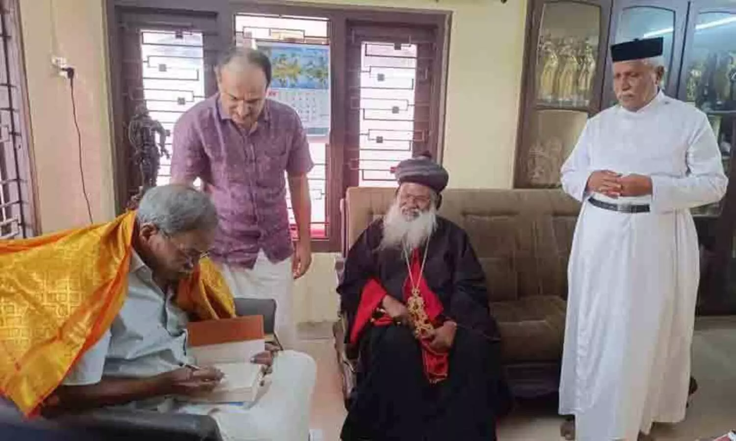 എം.ടിക്ക് ബൈബിളും പേനയും സമ്മാനിച്ച് ഓർത്തഡോക്സ് സഭാധ്യക്ഷൻ