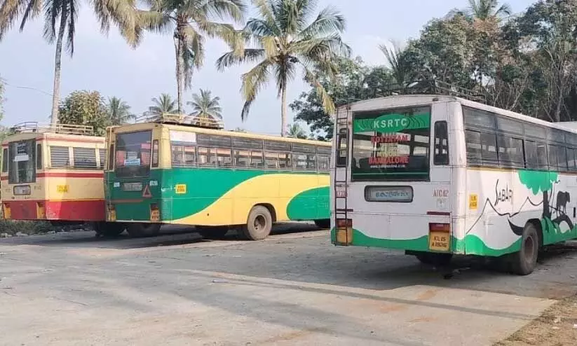 പെ​രി​ക്ക​ല്ലൂ​രി​ലെ കെ.​എ​സ്.​ആ​ർ.​ടി.​സി ബ​സ്​ യാ​ർ​ഡ്