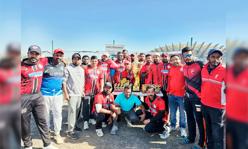 യു.​എ.​ഇ എ​ക്സ്ചേ​ഞ്ച് ജി-4 ​ക്രി​ക്ക​റ്റ് ജേ​താ​ക്ക​ളാ​യ റെ​ഡ് ആ​ൻ​ഡ് ബ്ലാ​ക്ക് ടീം