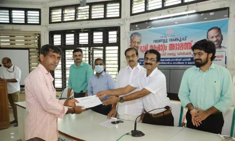 ഭൂമി തരം മാറ്റല്‍ അദാലത്: കാ​സ​ര്‍കോ​ട് 172 അ​പേ​ക്ഷ​ക​ള്‍ തീ​ര്‍പ്പാ​ക്കി