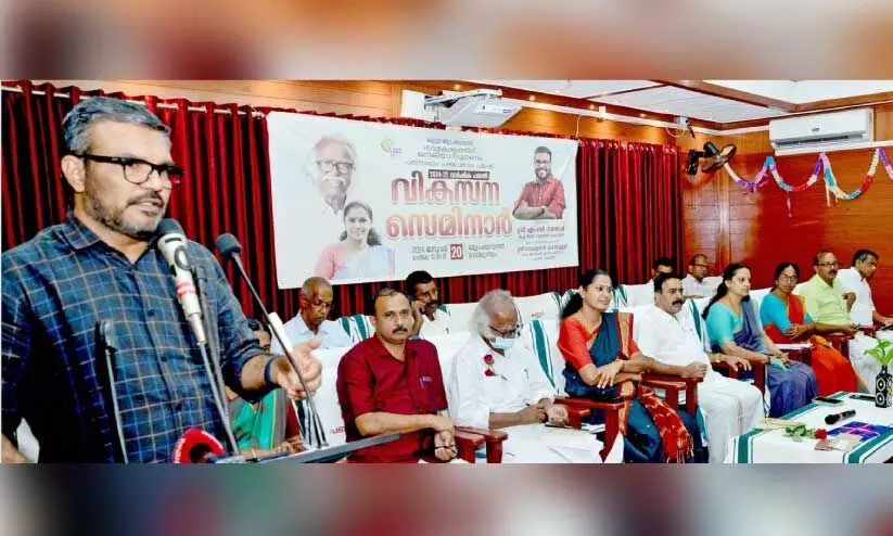 ജി​ല്ല പ​ഞ്ചാ​യ​ത്ത് വി​ക​സ​ന സെ​മി​നാ​ര്‍ മ​ന്ത്രി എം.​ബി. രാ​ജേ​ഷ് ഉ​ദ്ഘാ​ട​നം ചെ​യ്യു​ന്നു
