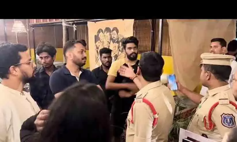 മതവികാരം വ്രണപ്പെടുത്തുന്നു; ആനന്ദ് പട് വർധന്റെ രാം കെ നാം ഡോക്യുമെന്ററി പ്രദർശനം തടഞ്ഞ് ഹിന്ദുത്വ വാദികൾ മതവികാരം വ്രണപ്പെടുത്തുന്നു; ആനന്ദ് പട് വർധന്റെ രാം കെ നാം ഡോക്യുമെന്ററി പ്രദർശനം തടഞ്ഞ് ഹിന്ദുത്വ വാദികൾ