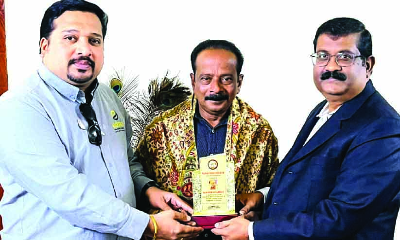 ​പാ​ല​ക്കാ​ട് പ്ര​വാ​സി അ​സോ​സി​യേ​ഷ​ൻ സു​രേ​ഷ് അ​യ്യ​മ്പി​ള്ളി​യെ ആ​ദ​രി​ച്ചു