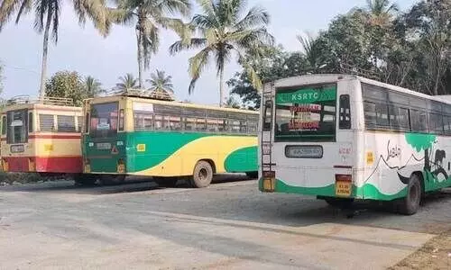 പെ​രി​ക്ക​ല്ലൂ​രി​ലെ കെ.​എ​സ്.​ആ​ർ.​ടി.​സി ബ​സ്​ യാ​ർ​ഡ്
