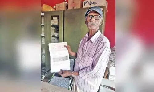 എ​ച്ച്.​കെ. ദാ​മോ​ദ​ര​ന്‍ ആധാരവുമായി