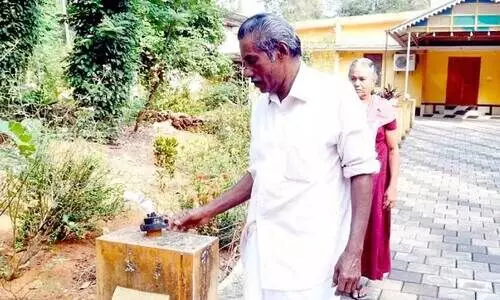 തോ​മ​സി​ന്റെ വീ​ടി​നു മു​ൻ​വ​ശ​ത്തെ ബ​ൾ​ബു​ക​ൾ ത​ക​ർ​ത്ത നി​ല​യി​ൽ